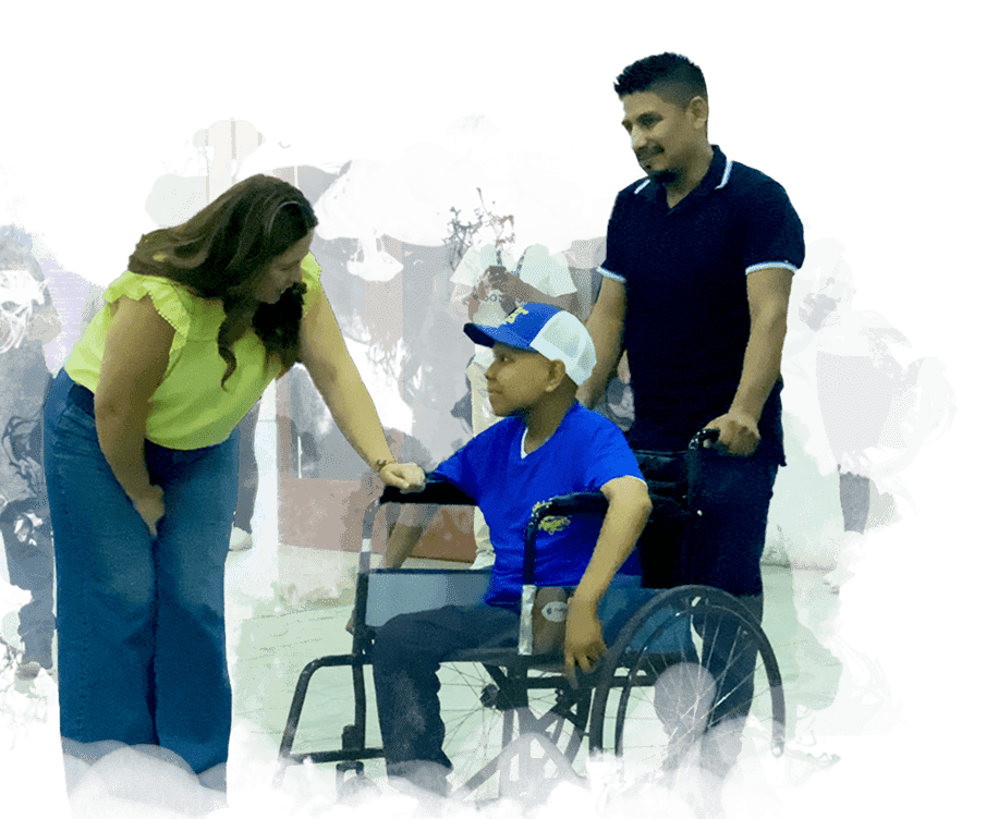 Niño en silla de ruedas disfrutando